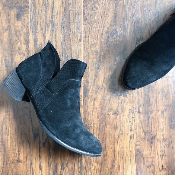 Seychelles • Score Suede V Ankle Booties black leather almond toe low block heel - Picture 2 of 11